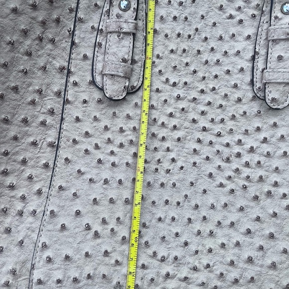 Faux ostrich, cream colored, tote bag. - Picture 10 of 12